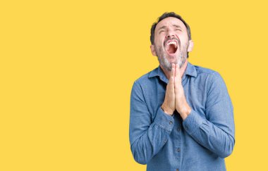 Yakışıklı orta yaş yalvarıyor ve umut ifade yüzünde çok duygusal ve endişe ile birlikte elleriyle dua izole arka plan üzerinde zarif komuta sizde. Bağışlanmak. Din kavramı.