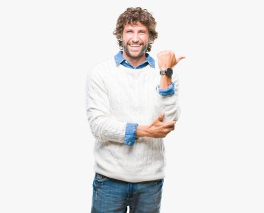 Yakışıklı İspanyol adam arıyor ve başparmak yanında yukarıyı mutlu yüz ile gülümseyen izole arka plan üzerinde giyen kış kazak modeli.