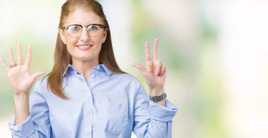 Güzel orta yaş olgun iş kadın gözlük üzerinde gösterilen arka plan izole ve parmakları ile işaret gülümseyen ise kendinden emin ve mutlu 8 numaralı.