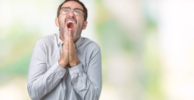 Yalvarıyor ve umut ifade yüzünde çok duygusal ve endişe ile birlikte elleriyle dua izole arka plan üzerinde gözlük takan yakışıklı orta yaş zarif komuta sizde. Bağışlanmak. Din kavramı.