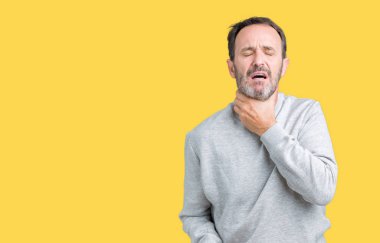 Bir kazak izole üzerinde giyen yakışıklı orta yaş üst düzey adam arka plan ağrılı boyun, boğaz gribi, kesek ve enfeksiyon için dokunaklı