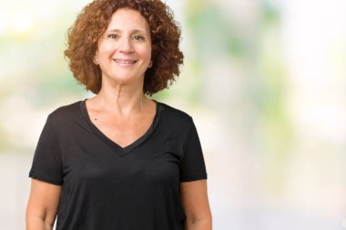 Güzel orta ager izole arka yüzünde mutlu ve güzel bir gülümseme ile üst düzey kadın. Şanslı kişi.