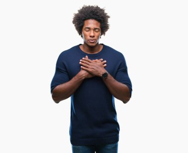 Afro Amerikalı adam ile gülümseyen izole arka plan üzerinde kapalı gözler ve yüzünde minnettar jest ile göğüs üzerinde eller. Sağlık kavramı.