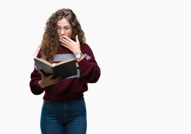 Hata, korku, sessizlik içinde gizli kavramı korkmuş ifade için utanç ile izole arka kapak ağız el ile üzerinden gözlük takan bir kitap okuma genç esmer kız şok