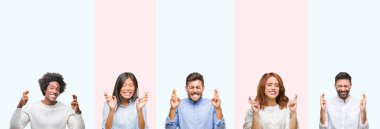 Kolaj grup geçiş parmakları umut ve gözleri kapalı ile gülümseyen renkli izole arka plan üzerinde genç insan. Şans ve batıl kavramı.