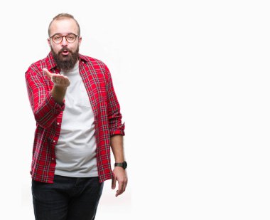Bir öpücük el ile güzel ve seksi olmak hava üfleme kamera bakarak izole arka plan üzerinde gözlük takan Genç beyaz hipster adam. Aşk ifade.