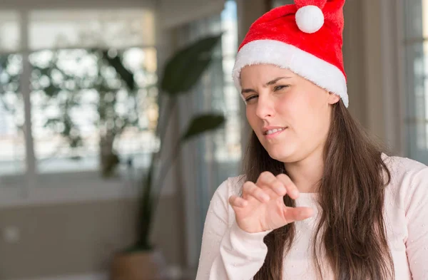 Krásná Mladá Žena Nosí Santa Claus Klobouk Doma Znechucený Výraz — Stock fotografie