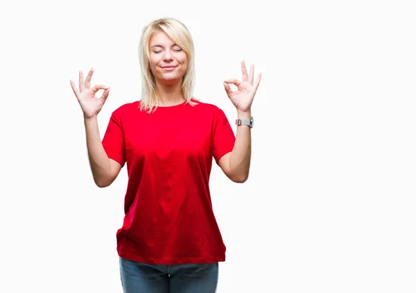 年轻美丽的金发碧眼的女人穿着红色的 T恤在孤立的背景放松和微笑闭着眼睛做冥想手势用手指 瑜伽概念 — 图库照片