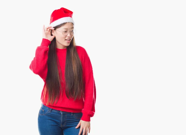 Jovem Chinesa Sobre Fundo Isolado Vestindo Chapéu Natal Sorrindo Com — Fotografia de Stock