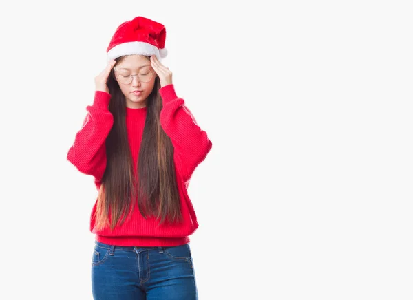 Νεαρή Κινέζα Πέρα Από Απομονωμένο Υπόβαθρο Φοράει Καπέλο Χριστουγέννων Χέρι — Φωτογραφία Αρχείου