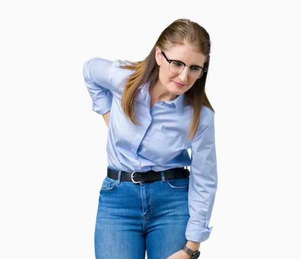 美丽的中年成熟的女商人戴眼镜在孤立的背景后痛 用手触摸背部 肌肉疼痛 — 图库照片