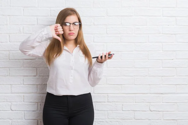 Junge Erwachsene Geschäftsfrau Über Weiße Backsteinmauer Sendet Nachricht Mit Smartphone — Stockfoto