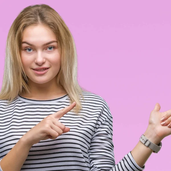 Junge Kaukasische Frau Vor Isoliertem Hintergrund Lächelnd Und Mit Zwei — Stockfoto