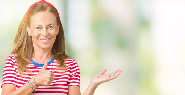 Mooie Middelbare Leeftijd Vrouw Dragen Casual Strepen Shirt Geïsoleerde Achtergrond — Stockfoto