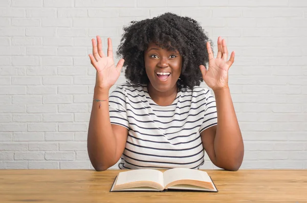 Joven Mujer Afroamericana Sentada Mesa Leyendo Libro Muy Feliz Emocionado —  Fotos de Stock