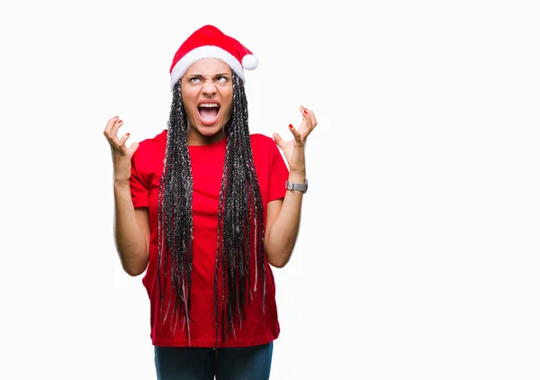 若い狂気の孤立した背景と怒って叫んでや積極的な表現と腕を上げると叫んでクリスマスの帽子をかぶって髪アフリカ系アメリカ人女の子の編組 欲求不満のコンセプト — ストック写真