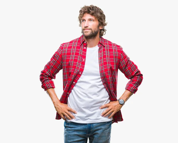 Pohledný Model Hispánský Muž Nad Izolované Pozadí Pohledu Daleko Stranu — Stock fotografie