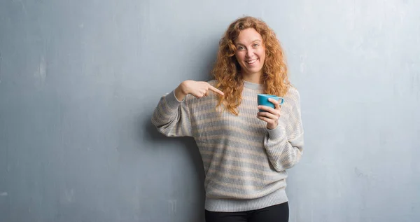 Junge Rothaarige Frau Über Grauer Grunge Wand Die Eine Tasse — Stockfoto