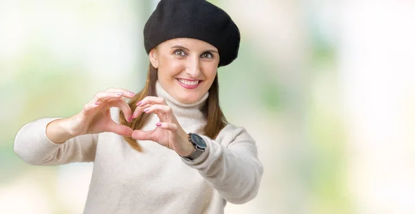 Orta Yaş Olgun Kadın Kalp Simgesi Elleriyle Şekil Gösterilen Aşık — Stok fotoğraf