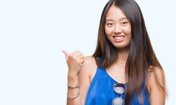 Jonge Aziatische Vrouw Geïsoleerde Achtergrond Glimlachend Met Blij Gezicht Kijken — Stockfoto