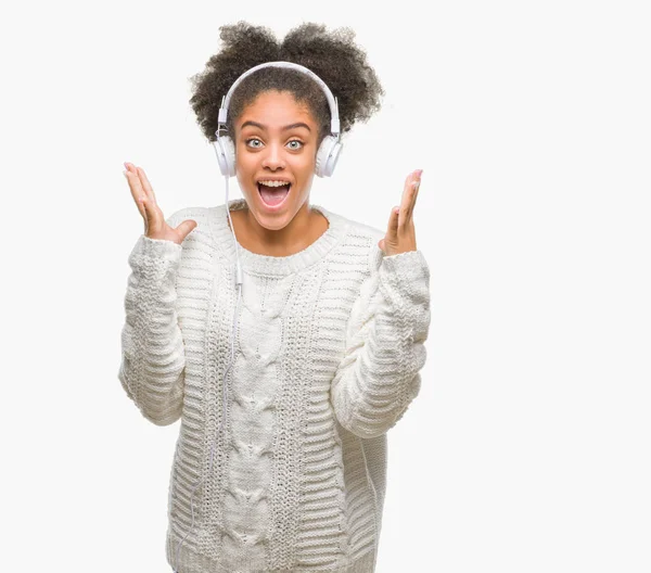 Mujer Afroamericana Joven Con Auriculares Sobre Fondo Aislado Muy Feliz — Foto de Stock