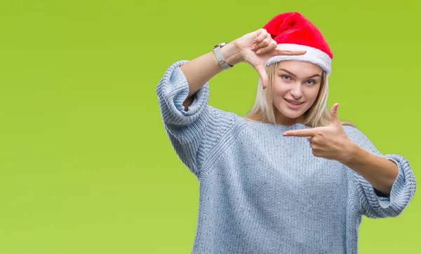 Jonge Kaukasische Vrouw Kerstmuts Dragen Geïsoleerde Achtergrond Glimlachend Maken Frame — Stockfoto