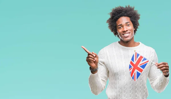 Afro Americký Muž Vlajka Spojeného Království Izolované Pozadí Velmi Šťastný — Stock fotografie