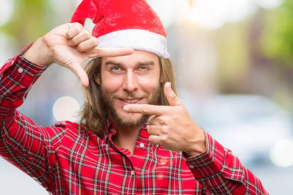 Mladý Pohledný Muž Dlouhými Vlasy Nosí Santa Claus Klobouk Izolované — Stock fotografie