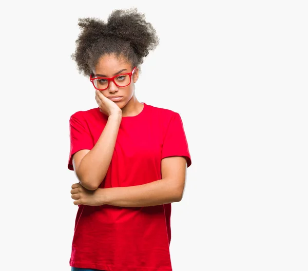 Jonge Afro Amerikaanse Vrouw Bril Geïsoleerde Achtergrond Denken Zoek Moe — Stockfoto