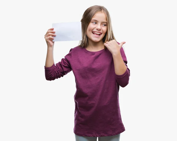 Fiatal Gyönyörű Lány Gazdaság Üres Papír Kártya Felett Elszigetelt Háttér — Stock Fotó