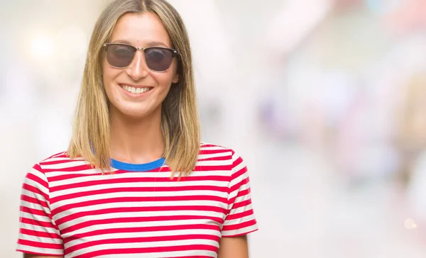 Jeune Belle Femme Portant Des Lunettes Soleil Sur Fond Isolé — Photo