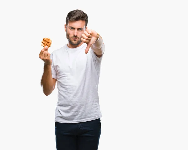 Jeune Bel Homme Mangeant Une Gaufre Sucrée Sur Fond Isolé — Photo