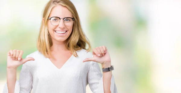 Mulher Bonita Usando Óculos Sobre Fundo Isolado Olhando Confiante Com — Fotografia de Stock