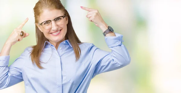 Mulher Negócios Madura Meia Idade Bonita Usando Óculos Sobre Fundo — Fotografia de Stock