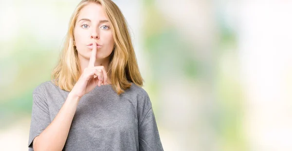 Hermosa Mujer Joven Con Una Camiseta Informal Gran Tamaño Sobre — Foto de Stock