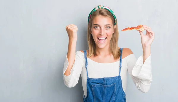 Hermosa Mujer Joven Sobre Pared Gris Grunge Comer Pizza Pepperoni — Foto de Stock