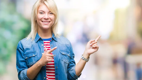 Mladá Krásná Blondýna Žena Nosí Balzám Rty Izolované Pozadí Úsměvem — Stock fotografie