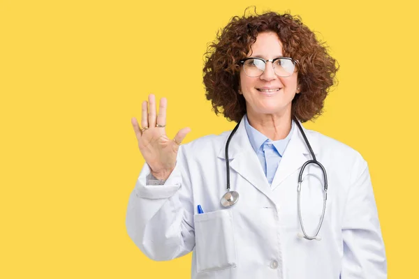 中间的高级医生妇女在孤立的背景显示和指向用手指五 同时微笑着自信和快乐 — 图库照片