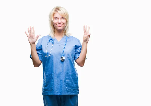 Jovem Bela Mulher Médica Loira Vestindo Uniforme Médico Sobre Fundo — Fotografia de Stock