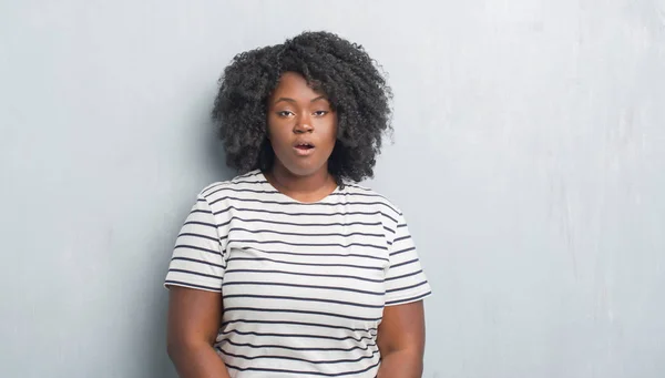 Jonge Afrikaanse Amerikaan Grootte Vrouw Grijs Grunge Muur Bang Geschokt — Stockfoto