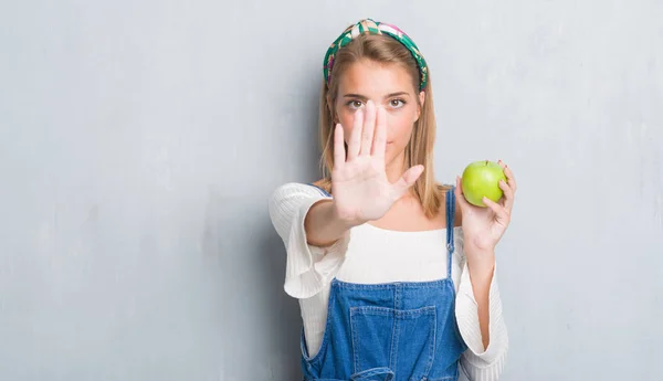 Mulher Bonita Sobre Grunge Parede Cinza Comendo Maçã Verde Com — Fotografia de Stock