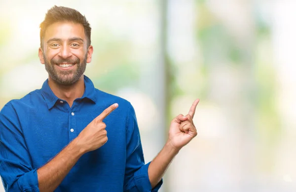 Volwassen Spaanse Man Geïsoleerde Achtergrond Glimlachen Kijken Naar Camera Met — Stockfoto