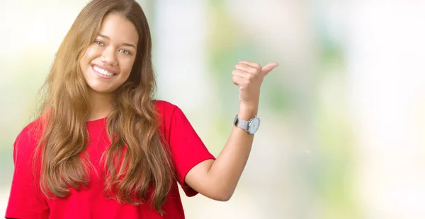 Młoda Piękna Kobieta Brunetka Noszenie Shirt Czerwony Białym Tle Uśmiechnięty — Zdjęcie stockowe