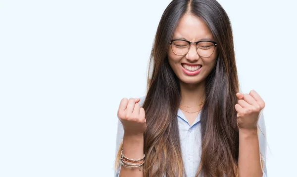 Joven Mujer Negocios Asiática Con Gafas Sobre Fondo Aislado Emocionada —  Fotos de Stock