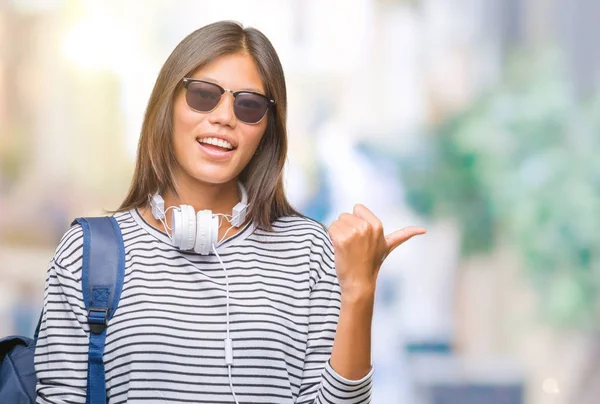 Junge Asiatische Studentin Trägt Kopfhörer Und Rucksack Über Isoliertem Hintergrund — Stockfoto