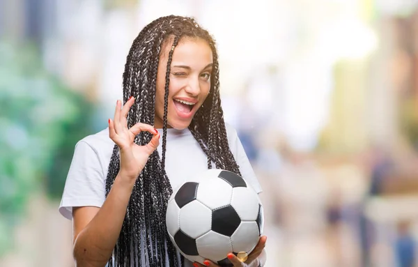 Joven Trenzado Pelo Afroamericano Chica Sosteniendo Pelota Fútbol Sobre Fondo —  Fotos de Stock