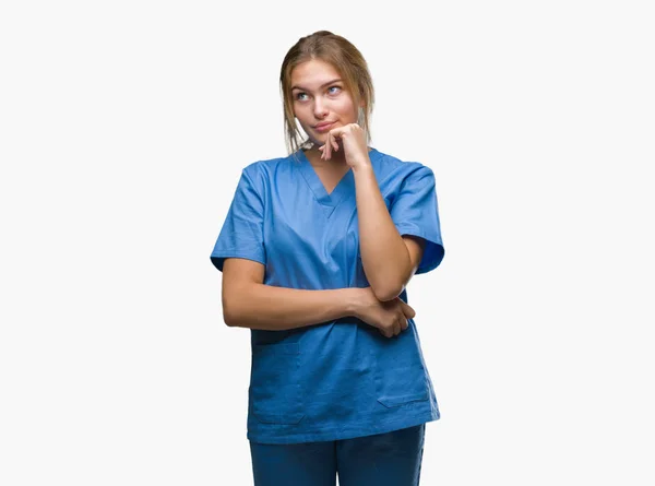 Junge Kaukasische Krankenschwester Chirurgenuniform Über Isoliertem Hintergrund Mit Hand Kinn — Stockfoto