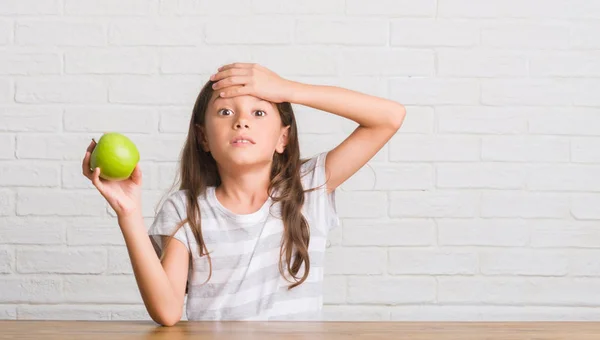 Baş Ile Vurguladı Taze Yeşil Elma Yemek Masada Oturan Genç — Stok fotoğraf