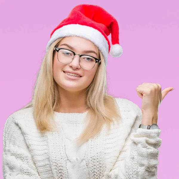 Junge Kaukasische Frau Mit Weihnachtsmütze Über Isoliertem Hintergrund Lächelt Mit — Stockfoto