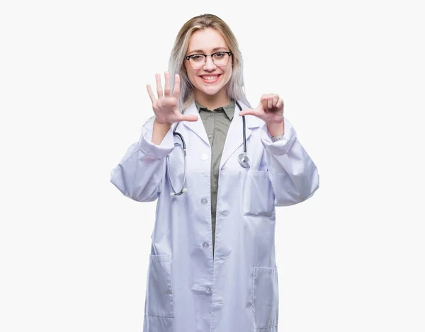 Молода Блондинка Лікарка Над Ізольованим Фоном Показуючи Вказуючи Пальцями Номер — стокове фото